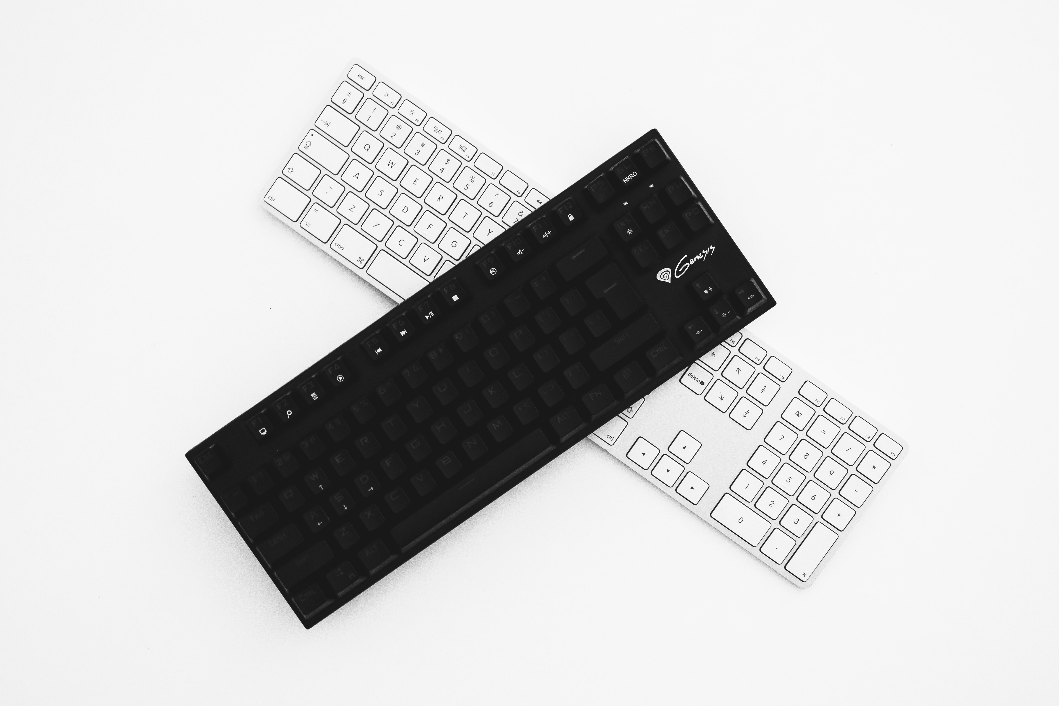 白色と黒色のキーボード